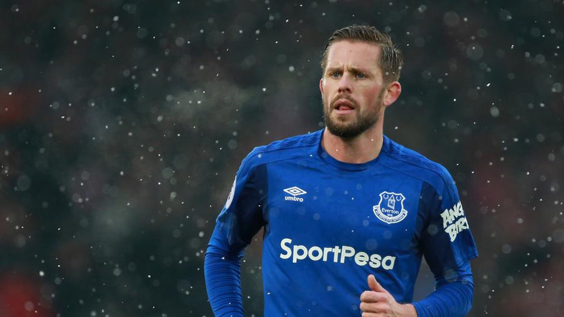 莱万多夫斯基重要时刻险胜，拜仁带队取胜！赛场气氛高涨