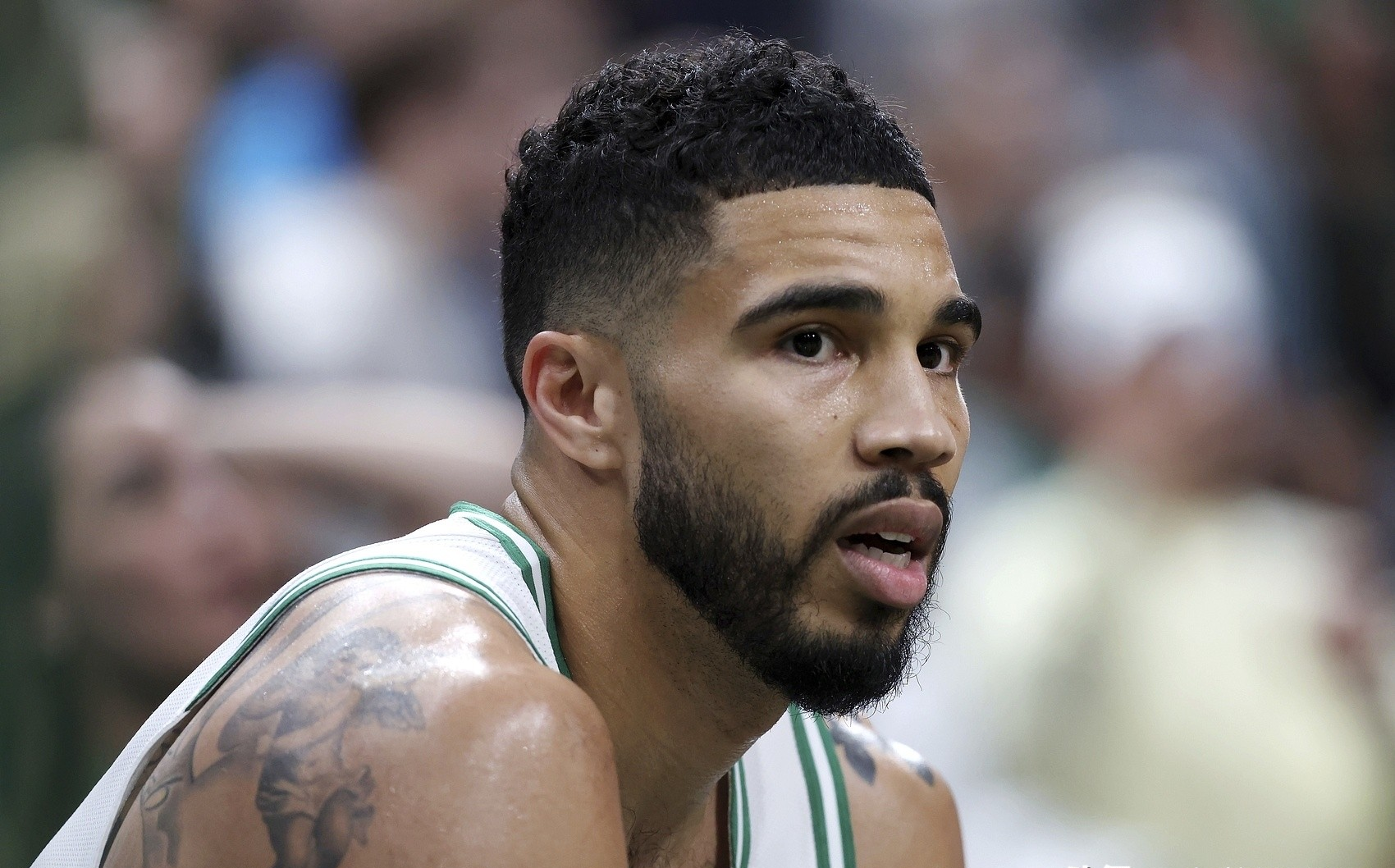 包含塔图姆官方宣布最后时刻胜出新规，热火引发争议！热度持续攀升的词条